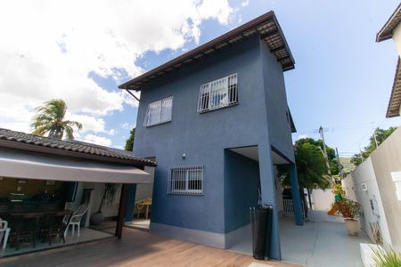 Casa à venda com 250m², 3 quartos e 2 vagasFachada