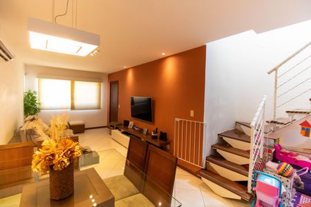 Casa à venda com 250m², 3 quartos e 2 vagasSala