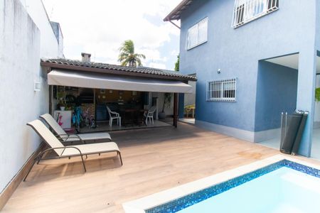Casa à venda com 250m², 3 quartos e 2 vagasÁrea externa