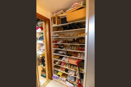 Casa à venda com 250m², 3 quartos e 2 vagasCloset da suíte