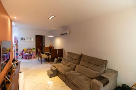 Casa à venda com 250m², 3 quartos e 2 vagasSala