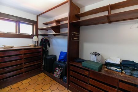 Casa para alugar com 300m², 4 quartos e 2 vagasCloset da suíte