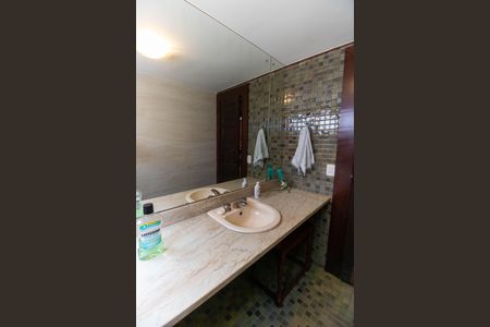 Casa para alugar com 300m², 4 quartos e 2 vagasLavabo