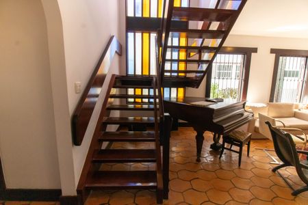 Casa para alugar com 300m², 4 quartos e 2 vagasEscada