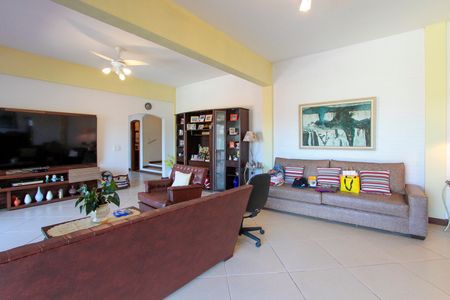 Casa de condomínio à venda com 657m², 4 quartos e 7 vagasSala