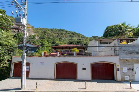 Casa de condomínio à venda com 657m², 4 quartos e 7 vagasFachada