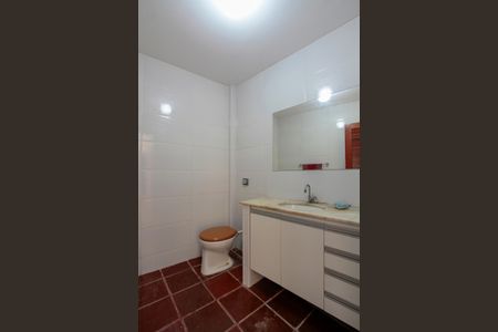 Casa de condomínio à venda com 657m², 4 quartos e 7 vagasBanheiro da Garagem