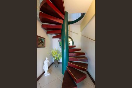 Casa de condomínio à venda com 657m², 4 quartos e 7 vagasEscada do Hall de entrada