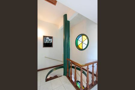 Casa de condomínio à venda com 657m², 4 quartos e 7 vagasEscada do Hall de entrada