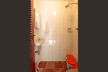 Casa de condomínio à venda com 657m², 4 quartos e 7 vagasBanheiro da área de serviço