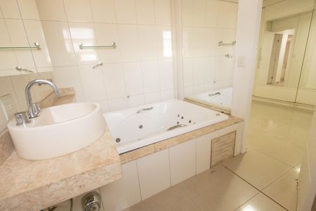 Apartamento à venda com 150m², 3 quartos e 2 vagas Apartamento à venda com 150m², 3 quartos e 2 vagasBanheiro suíte