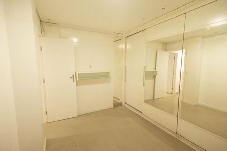 Apartamento à venda com 150m², 3 quartos e 2 vagas Apartamento à venda com 150m², 3 quartos e 2 vagasSuíte