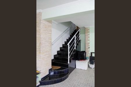 Casa à venda com 120m², 3 quartos e 2 vagas Casa à venda com 120m², 3 quartos e 2 vagasEscada