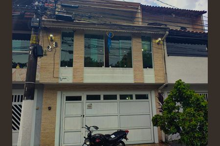 Casa à venda com 120m², 3 quartos e 2 vagas Casa à venda com 120m², 3 quartos e 2 vagasFachada