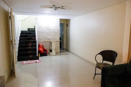 Casa à venda com 120m², 3 quartos e 2 vagas Casa à venda com 120m², 3 quartos e 2 vagassala