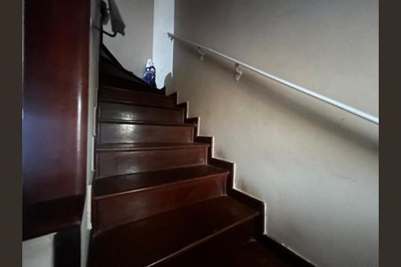 Casa de condomínio à venda com 242m², 5 quartos e 2 vagasEscadaria