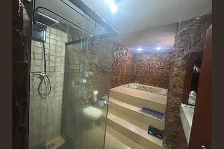 Casa de condomínio à venda com 242m², 5 quartos e 2 vagasBanheiro 1