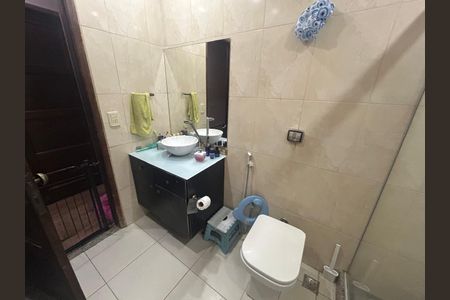Casa de condomínio à venda com 242m², 5 quartos e 2 vagasBanheiro 2