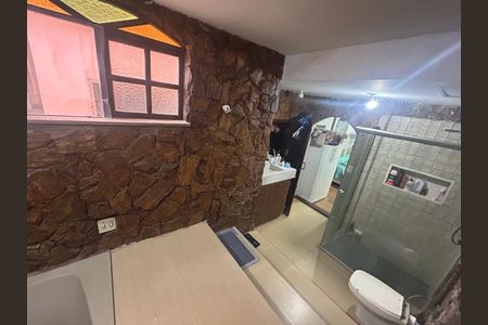 Casa de condomínio à venda com 242m², 5 quartos e 2 vagasBanheiro 1