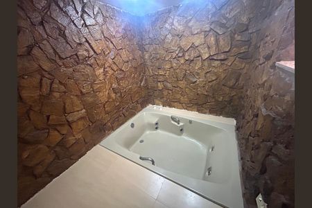 Casa de condomínio à venda com 242m², 5 quartos e 2 vagasBanheiro 1