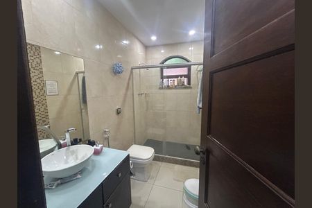 Casa de condomínio à venda com 242m², 5 quartos e 2 vagasBanheiro 2