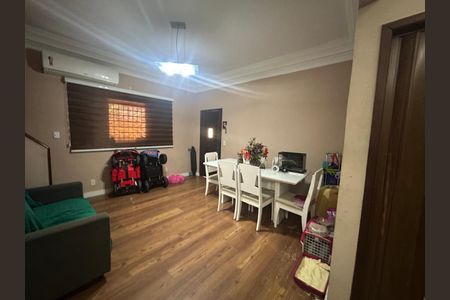 Casa de condomínio à venda com 242m², 5 quartos e 2 vagasSala