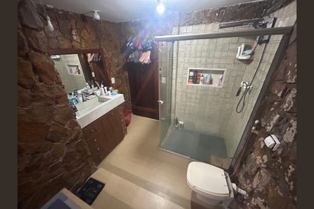 Casa de condomínio à venda com 242m², 5 quartos e 2 vagasBanheiro 1