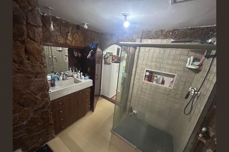 Casa de condomínio à venda com 242m², 5 quartos e 2 vagasBanheiro 1