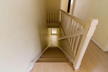 Casa à venda com 180m², 3 quartos e 1 vaga Casa à venda com 180m², 3 quartos e 1 vagaEscada