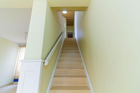 Casa à venda com 180m², 3 quartos e 1 vaga Casa à venda com 180m², 3 quartos e 1 vagaEscada