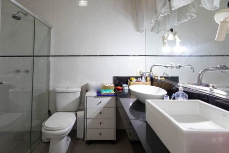 Casa à venda com 321m², 3 quartos e 2 vagasBanheiro da Suíte 2