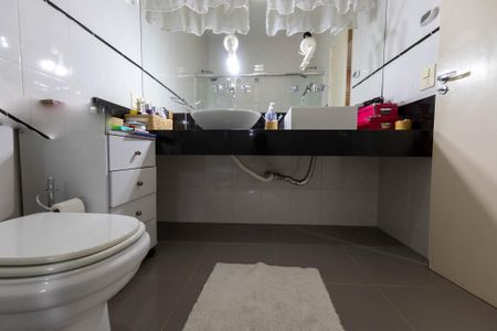 Casa à venda com 321m², 3 quartos e 2 vagasBanheiro da Suíte 2