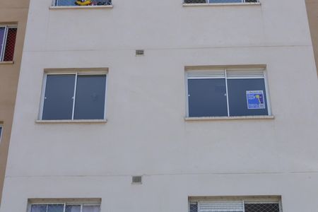 Apartamento para alugar com 32m², 2 quartos e sem vagaPlaca instalada na janela da sala do imóvel