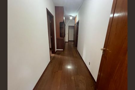 Casa de condomínio para alugar com 600m², 4 quartos e 8 vagasCorredor 