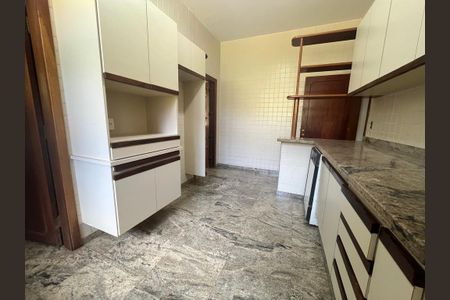 Casa de condomínio para alugar com 600m², 4 quartos e 8 vagasCozinha