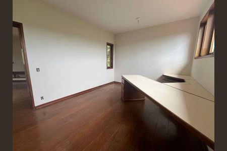 Casa de condomínio para alugar com 600m², 4 quartos e 8 vagasEscritório