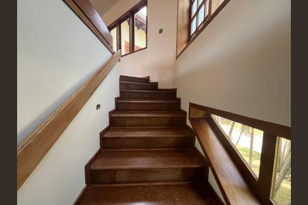 Casa de condomínio para alugar com 600m², 4 quartos e 8 vagasEscada 