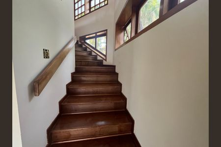 Casa de condomínio para alugar com 600m², 4 quartos e 8 vagasEscada 