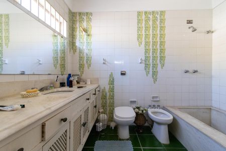 Casa à venda com 380m², 5 quartos e 4 vagasBanheiro da Suíte 1