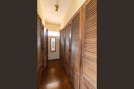 Casa à venda com 380m², 5 quartos e 4 vagasCloset da Varanda da Suíte 1