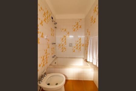 Casa à venda com 380m², 5 quartos e 4 vagasBanheiro da Suíte 2