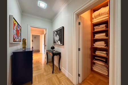 Apartamento para alugar com 492m², 6 quartos e 4 vagasCorredor acesso às suítes