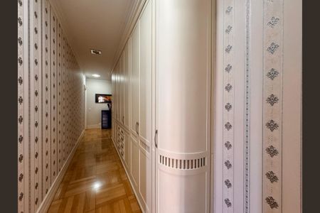 Apartamento para alugar com 492m², 6 quartos e 4 vagasCorredor acesso às suítes