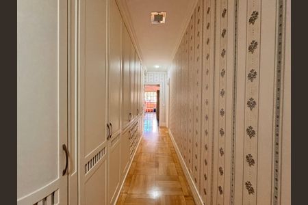 Apartamento para alugar com 492m², 6 quartos e 4 vagasCorredor acesso às suítes