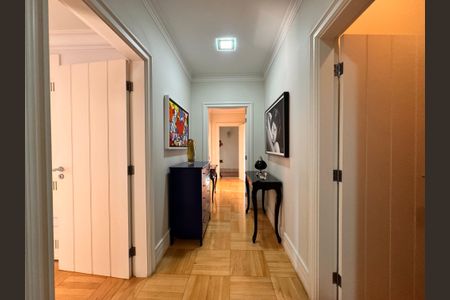 Apartamento para alugar com 492m², 6 quartos e 4 vagasCorredor acesso às suítes