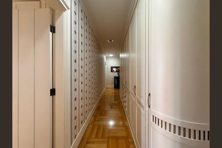 Apartamento para alugar com 492m², 6 quartos e 4 vagasCorredor acesso às suítes