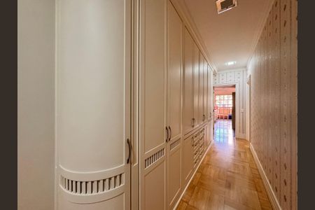 Apartamento para alugar com 492m², 6 quartos e 4 vagasCorredor acesso às suítes