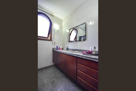 Casa à venda com 600m², 4 quartos e 10 vagas Casa à venda com 600m², 4 quartos e 10 vagasBanheiro Suíte 1