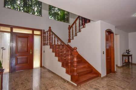 Casa à venda com 600m², 4 quartos e 10 vagas Casa à venda com 600m², 4 quartos e 10 vagasHall de Entrada