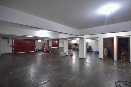 Casa à venda com 600m², 4 quartos e 10 vagas Casa à venda com 600m², 4 quartos e 10 vagasGaragem